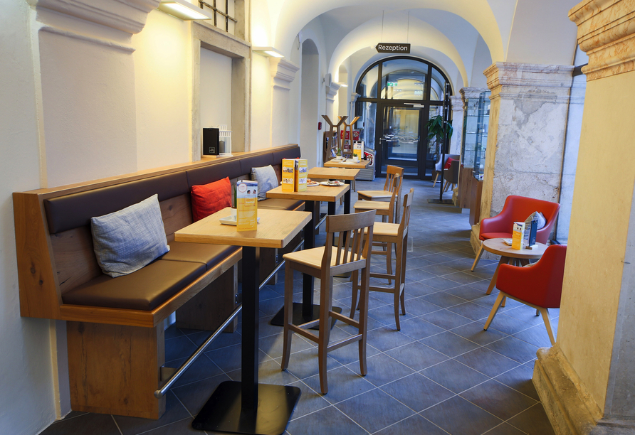 In der Lobby-Bar des Hotels erwarten Sie kühle Getränke und gute Gesellschaft.