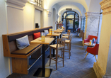 In der Lobby-Bar des Hotels erwarten Sie kühle Getränke und gute Gesellschaft.