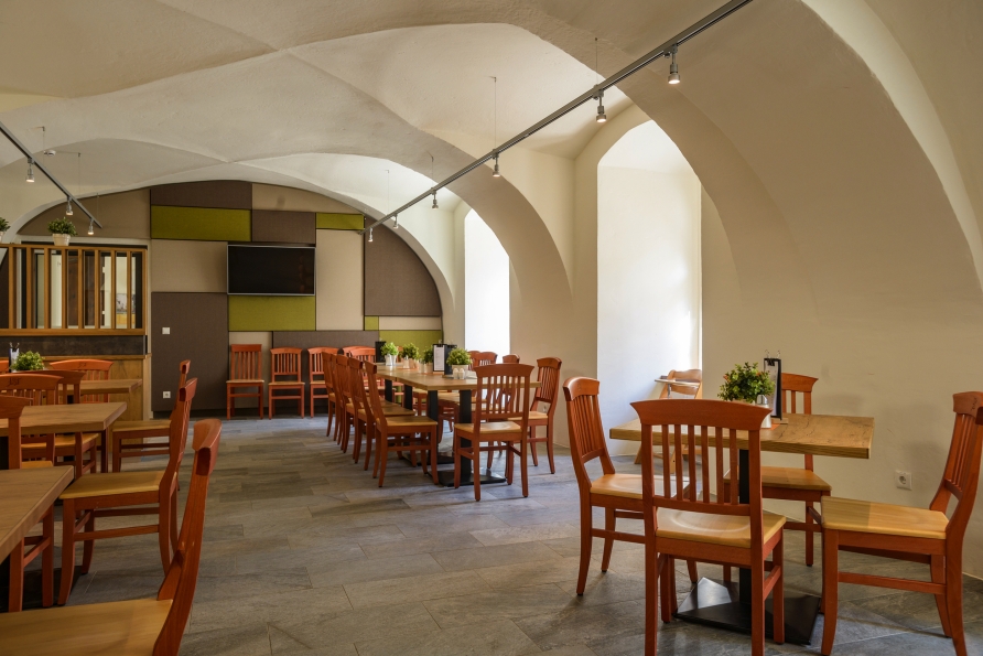 Lassen Sie sich im Gewölbe-Restaurant Ihres Hotels kulinarisch verwöhnen.