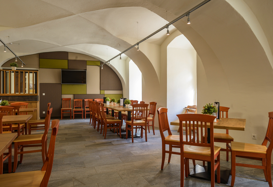 Lassen Sie sich im Gewölbe-Restaurant Ihres Hotels kulinarisch verwöhnen.