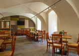 Lassen Sie sich im Gewölbe-Restaurant Ihres Hotels kulinarisch verwöhnen.