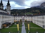 Der Innenhof der Stiftskirche ist die perfekte Kulisse für einen außergewöhnlichen Urlaub.