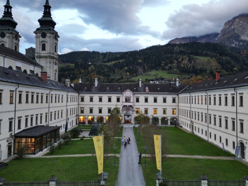 Der Innenhof der Stiftskirche ist die perfekte Kulisse für einen außergewöhnlichen Urlaub.