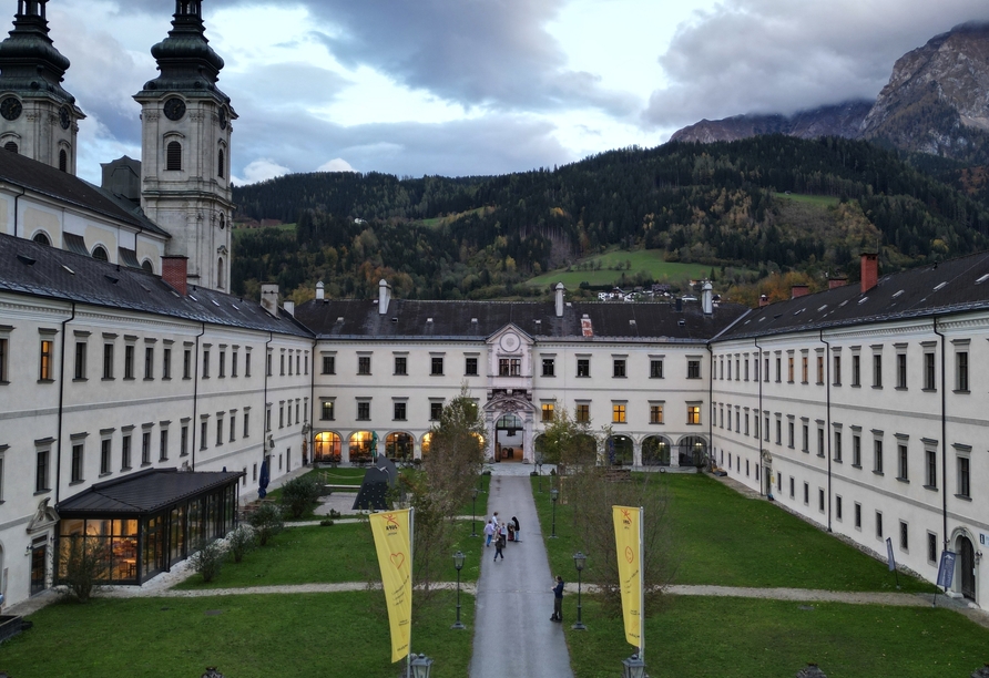 Der Innenhof der Stiftskirche ist die perfekte Kulisse für einen außergewöhnlichen Urlaub.