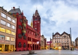 Die Stadt Basel birgt viele Sehenswürdigkeiten, wie das Rathaus.