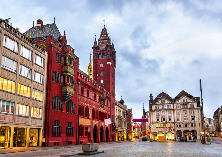 Die Stadt Basel birgt viele Sehenswürdigkeiten, wie das Rathaus.
