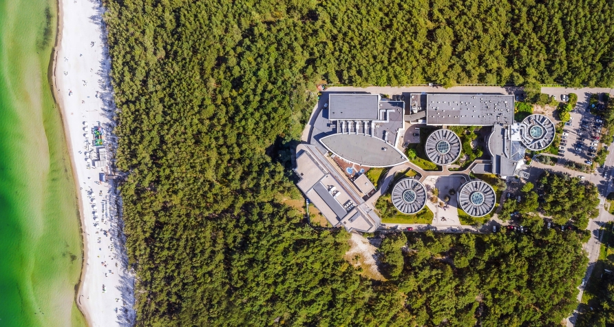 Blick von oben auf die Hotelanlage