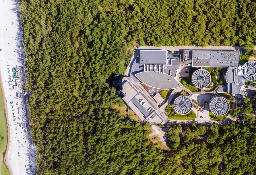 Blick von oben auf die Hotelanlage