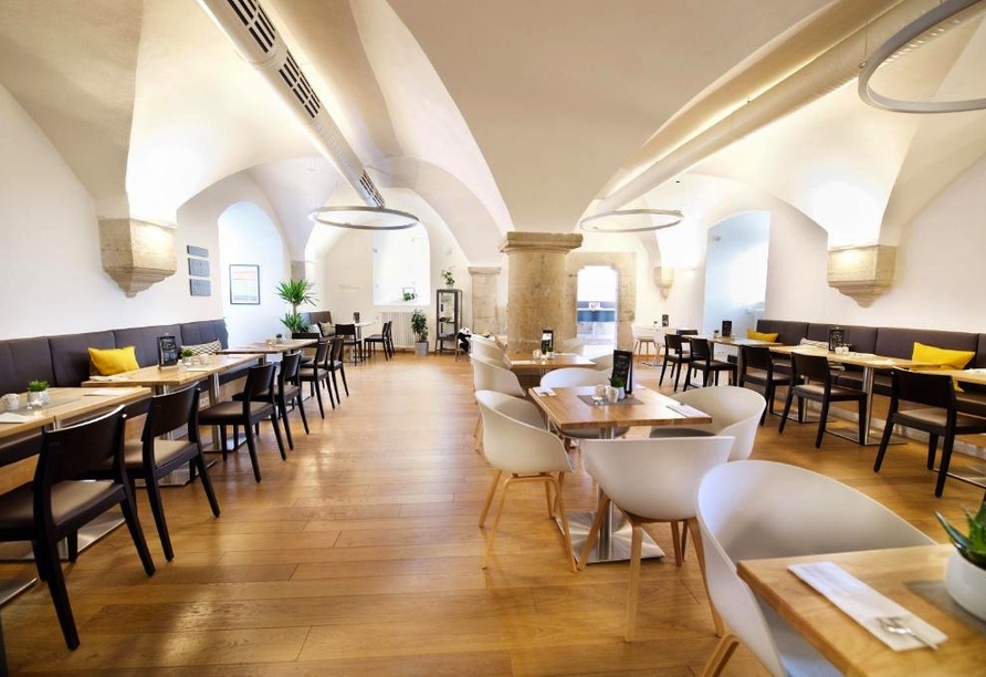 Machen Sie es sich im Restaurant bequem und lassen Sie sich mit Köstlichkeiten verwöhnen.