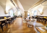 Machen Sie es sich im Restaurant bequem und lassen Sie sich mit Köstlichkeiten verwöhnen.