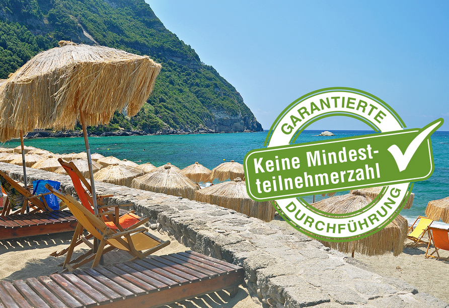 Auf Ischia gibt es viele herrliche Sandstrände, die zum Sonnenbaden einladen.