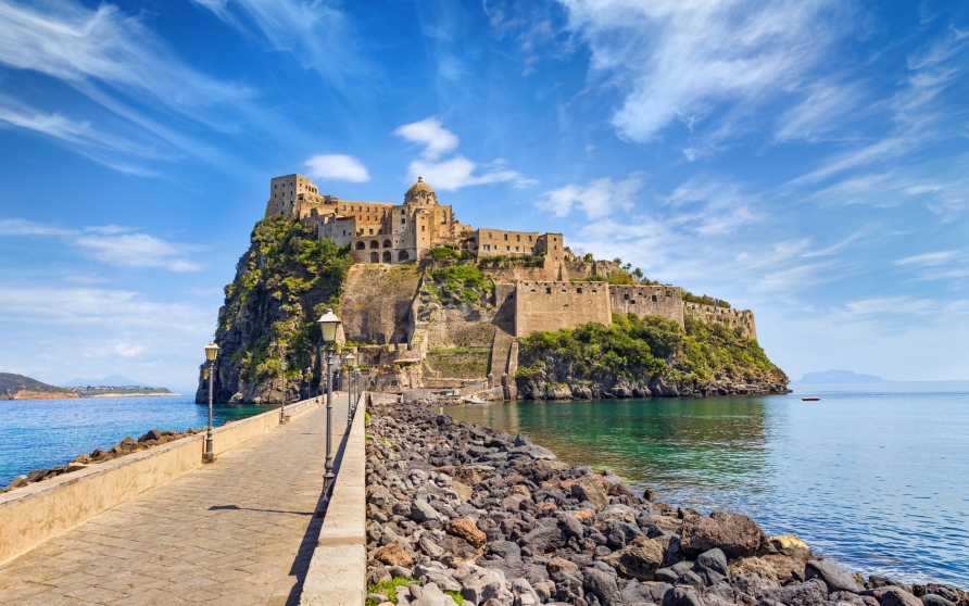 Sehenswürdigkeiten wie das majestätische Castello Aragonese bereichern Ihre Reise.