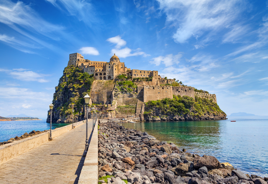 Sehenswürdigkeiten wie das majestätische Castello Aragonese bereichern Ihre Reise.
