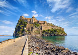 Sehenswürdigkeiten wie das majestätische Castello Aragonese bereichern Ihre Reise.
