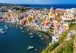 Ein Ausflug zur kunterbunten Nachbarinsel Procida lohnt sich!