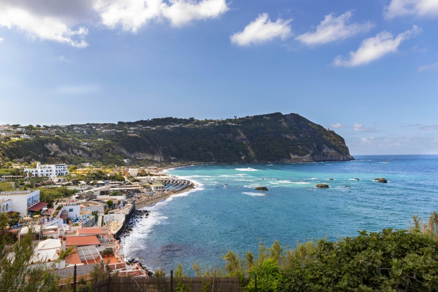 In der Citara-Bucht trifft türkisblaues Wasser auf mediterrane Leichtigkeit.