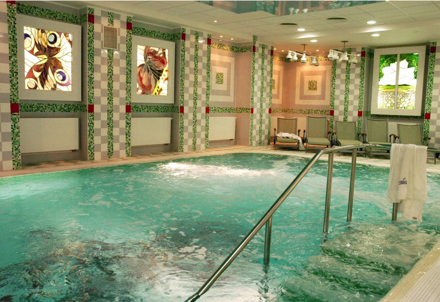 Ziehen Sie Ihre Bahnen im Hallenbad des Hotels.