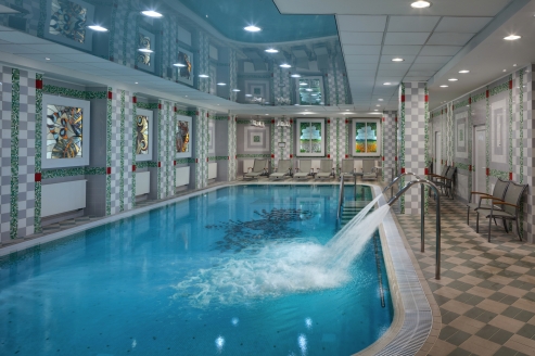 Das Hallenbad lädt zum Entspannen ein.