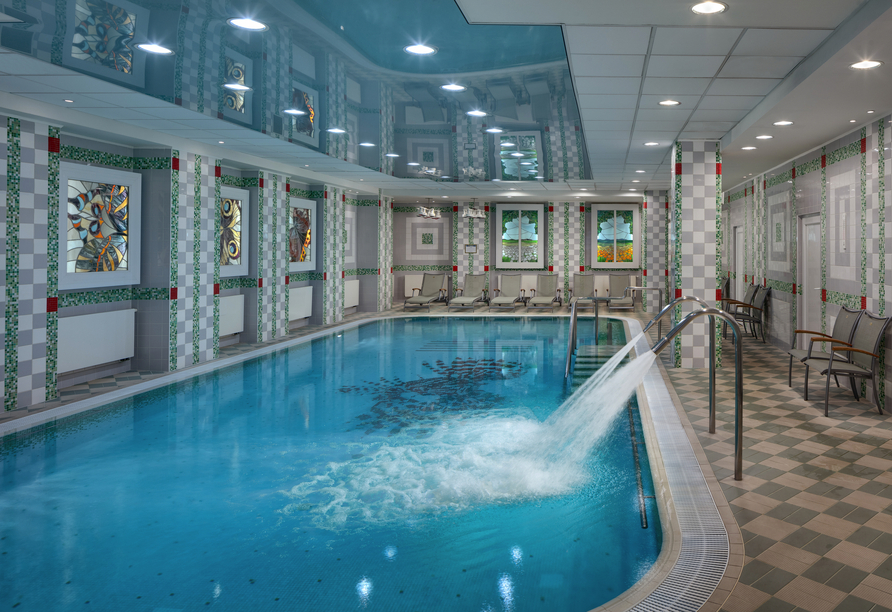Das Hallenbad lädt zum Entspannen ein.