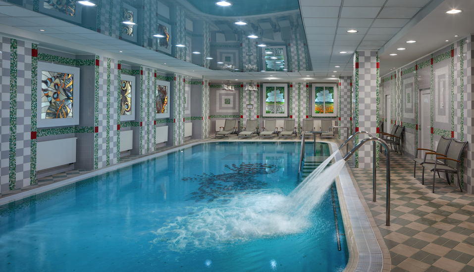 Das Hallenbad lädt zum Entspannen ein.