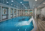 Das Hallenbad lädt zum Entspannen ein.