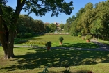 Blick von der Bahnhofsbrücke in den schönen Kurpark von Bad Windsheim