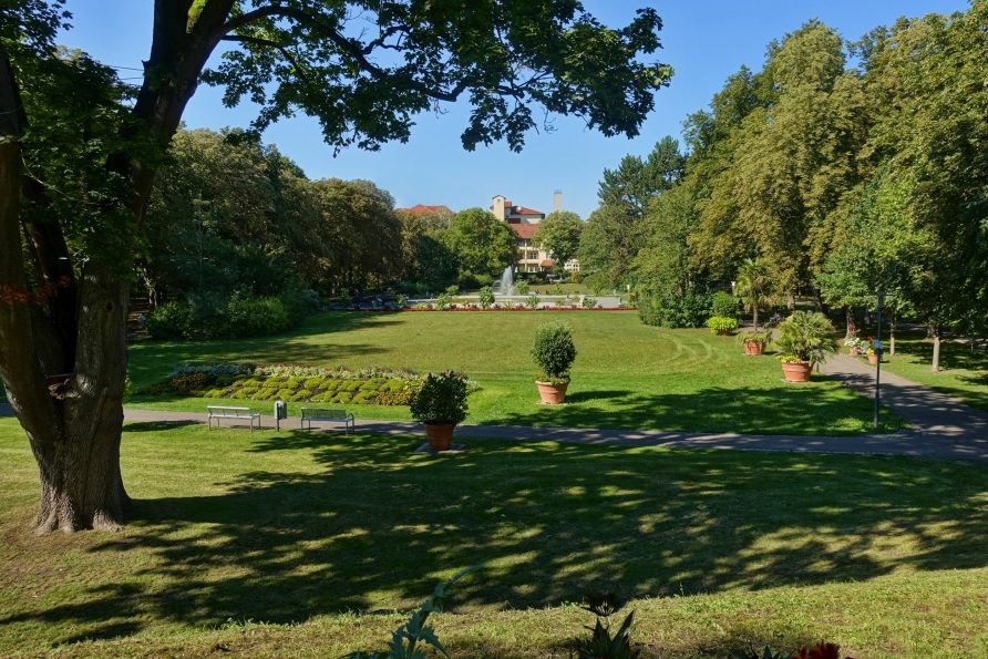 Blick von der Bahnhofsbrücke in den schönen Kurpark von Bad Windsheim