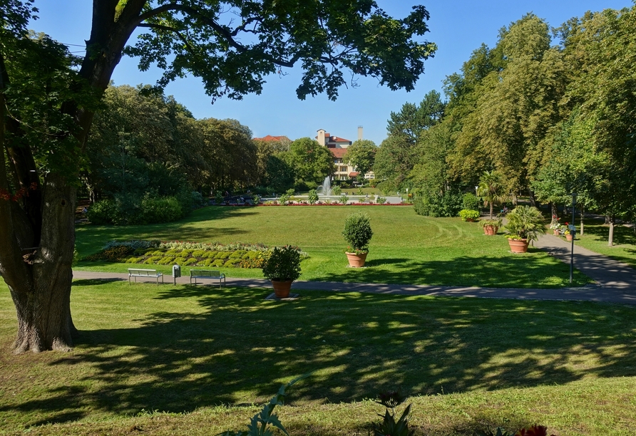 Blick von der Bahnhofsbrücke in den schönen Kurpark von Bad Windsheim