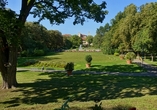 Blick von der Bahnhofsbrücke in den schönen Kurpark von Bad Windsheim
