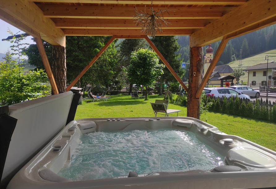 Genießen Sie eine entspannte Zeit im Whirlpool.