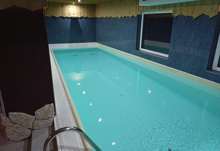 Ziehen Sie Ihre Bahnen im Hallenbad des Hotels.