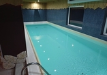 Ziehen Sie Ihre Bahnen im Hallenbad des Hotels.