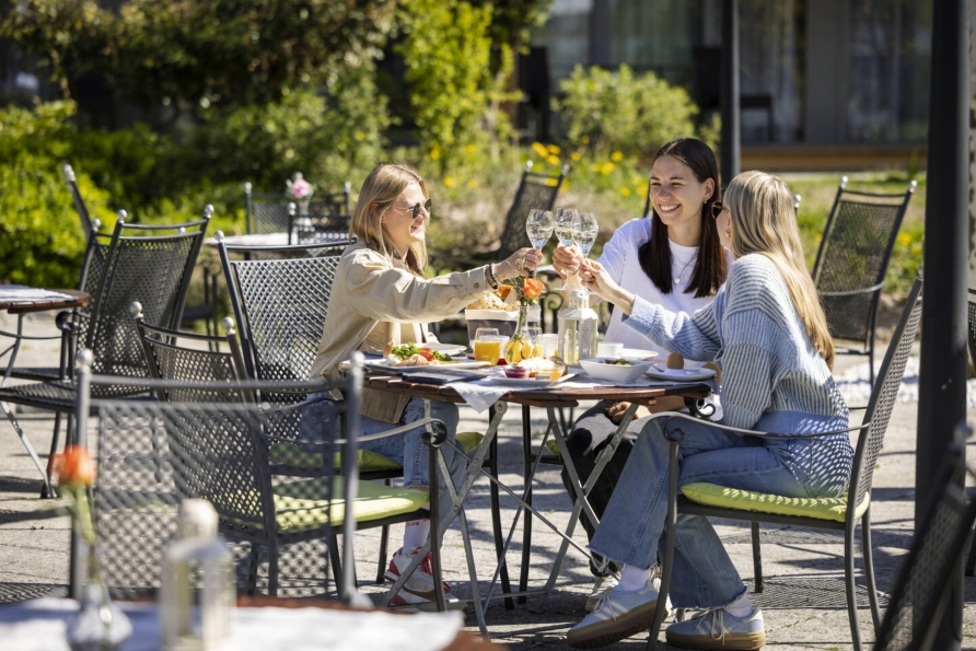 Lassen Sie den Tag auf der Terrasse mit Ihrem Lieblingsgetränk ausklingen!