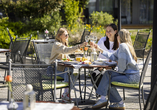 Lassen Sie den Tag auf der Terrasse mit Ihrem Lieblingsgetränk ausklingen!