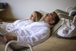 Entspannen Sie nach einem Saunagang auf den Ruheliegen des Wellnessbereichs.
