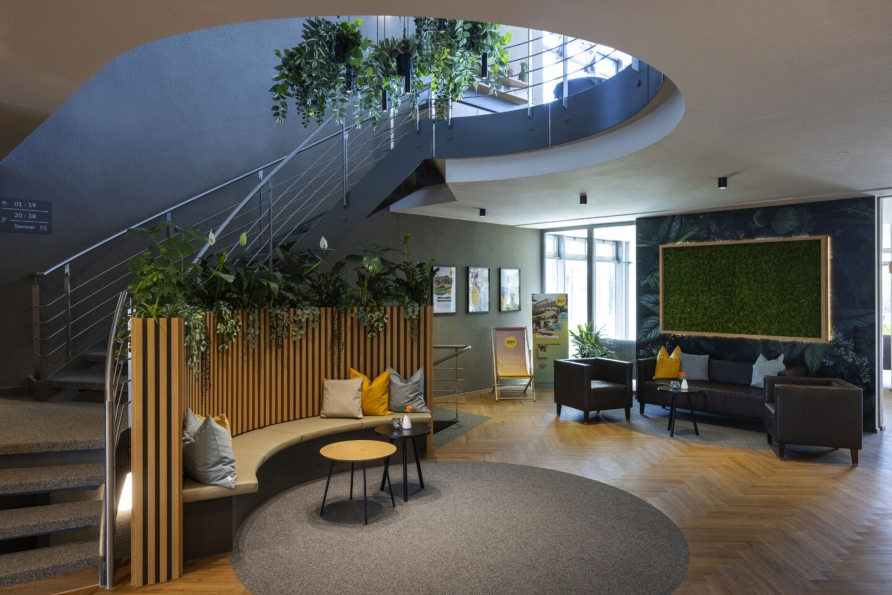 Die gemütliche Lobby des Hotels lädt zum Verweilen ein.
