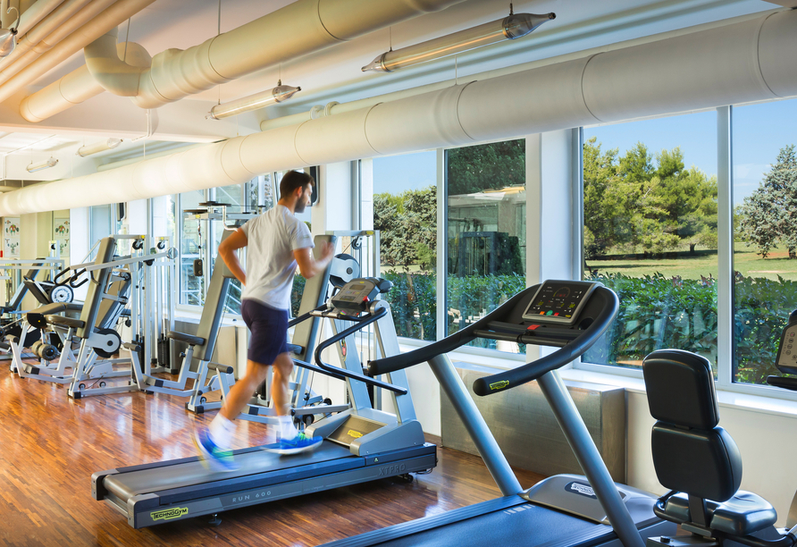 Halten Sie sich während Ihres Urlaubs fit und nutzen Sie den Fitnessraum mit schönem Ausblick.