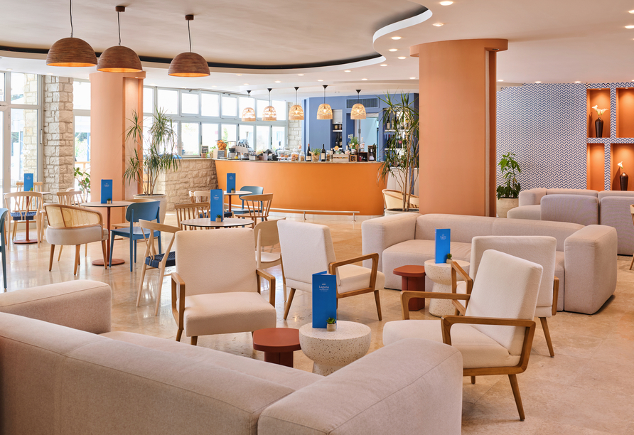 Machen Sie es sich im Loungebereich der Lobbybar gemütlich!