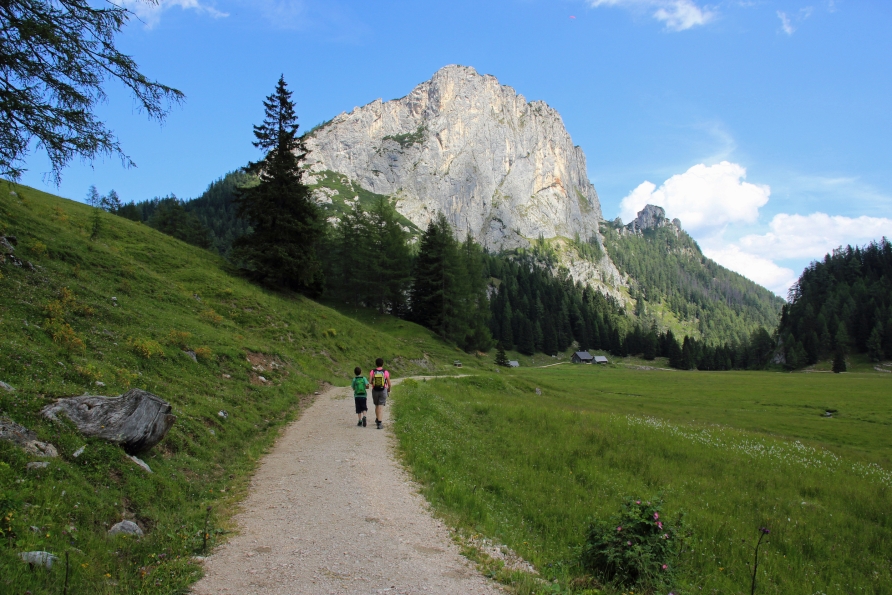 Fahren Sie mit der höchstgelegenen Standseilbahn Österreichs auf die Wurzeralm und genießen Sie die Natur.