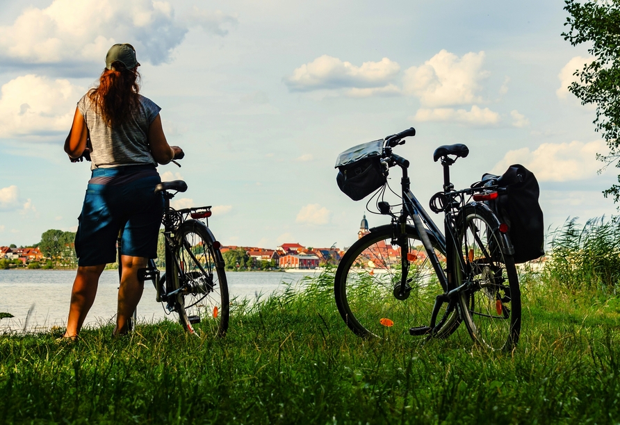 Steigen Sie auf Ihr Rad und unternehmen Sie eine Fahrradtour an der Müritz.