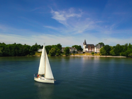 Segelboot auf der Müritz vor dem Seehotel Schloss Klink