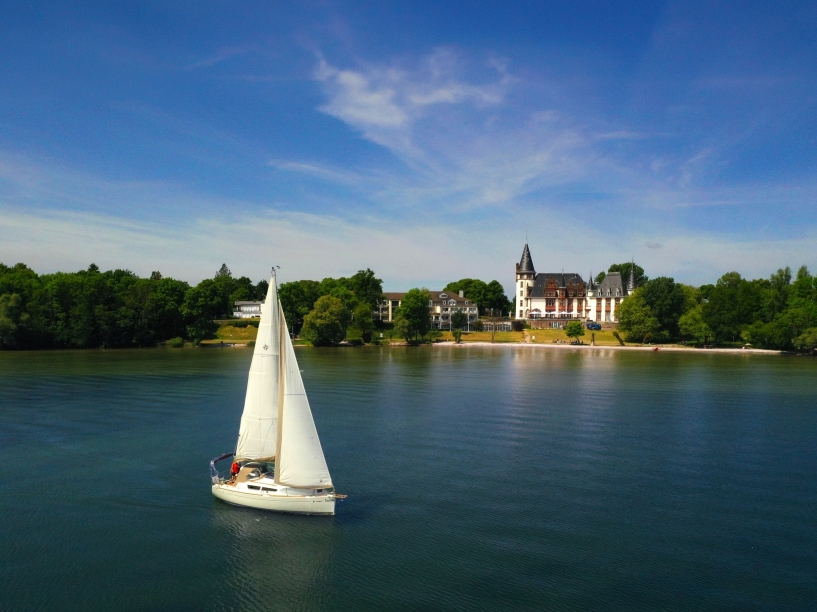 Segelboot auf der Müritz vor dem Seehotel Schloss Klink