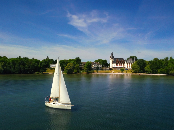 Segelboot auf der Müritz vor dem Seehotel Schloss Klink
