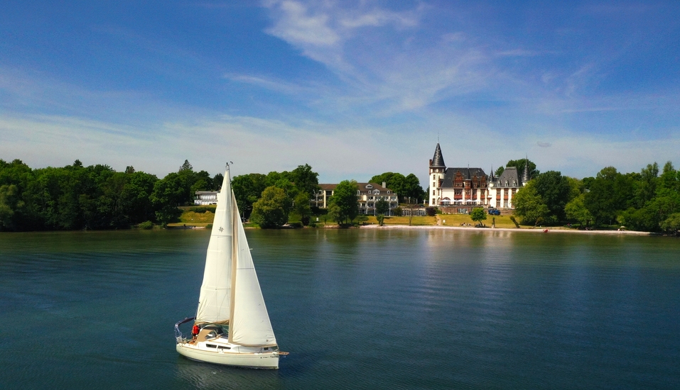 Segelboot auf der Müritz vor dem Seehotel Schloss Klink