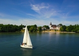 Segelboot auf der Müritz vor dem Seehotel Schloss Klink
