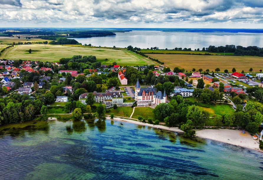 Luftaufnahme des Seehotels Schloss Klink