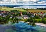 Luftaufnahme des Seehotels Schloss Klink