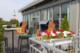 Entspannen Sie im Strandkorb – Ihr Rückzugsort auf der Hotel-Terrasse.