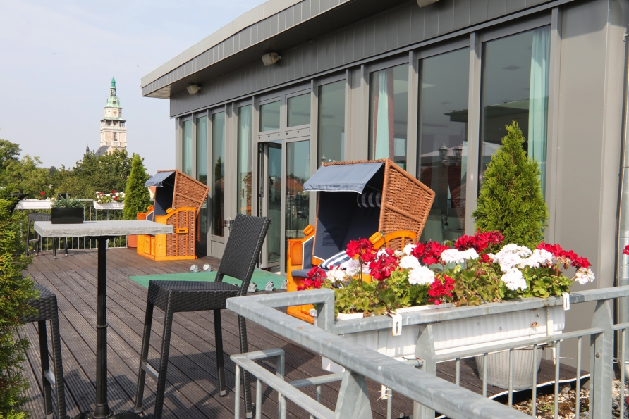 Entspannen Sie im Strandkorb – Ihr Rückzugsort auf der Hotel-Terrasse.