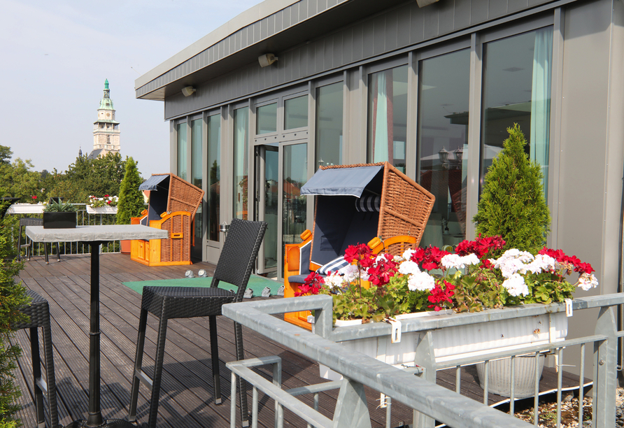 Entspannen Sie im Strandkorb – Ihr Rückzugsort auf der Hotel-Terrasse.